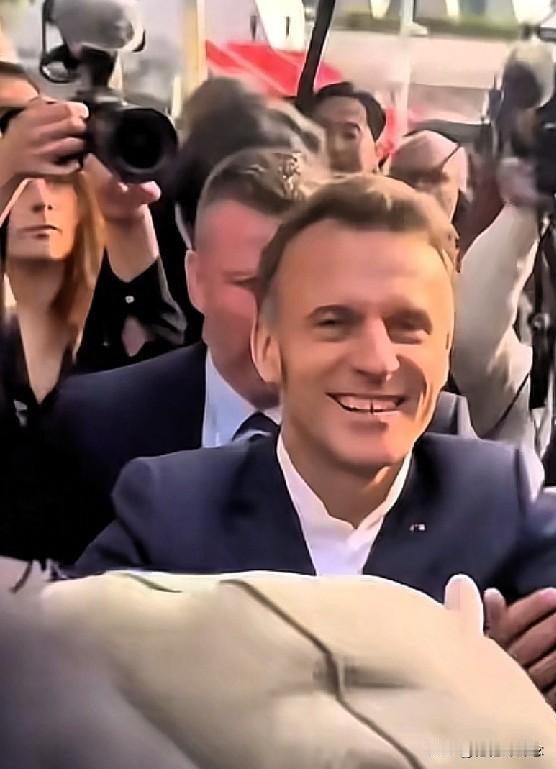 全球外交大动作！欧洲三国密集访华，立陶宛自食苦果，新加坡态度亮了马克龙成功