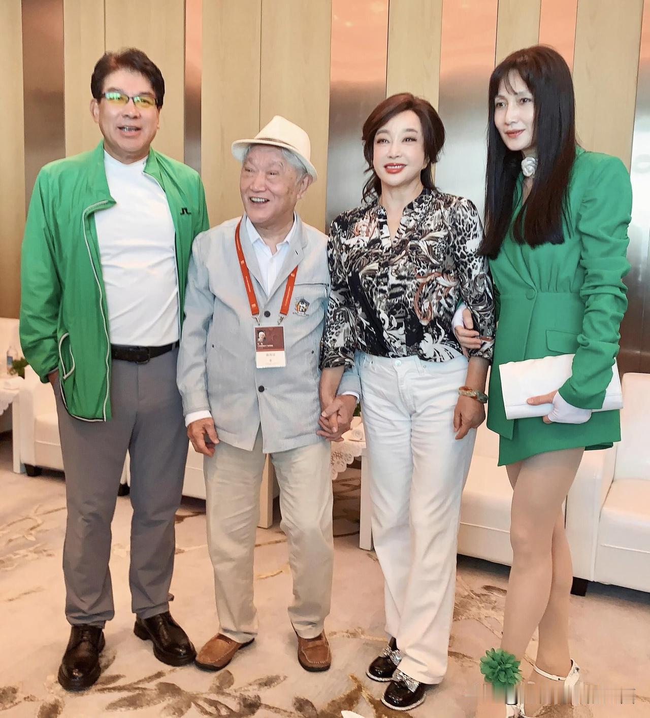 四位老演员的合影，还是刘晓庆有气质些，她是美了一辈子的一个女神，70多岁了还显年