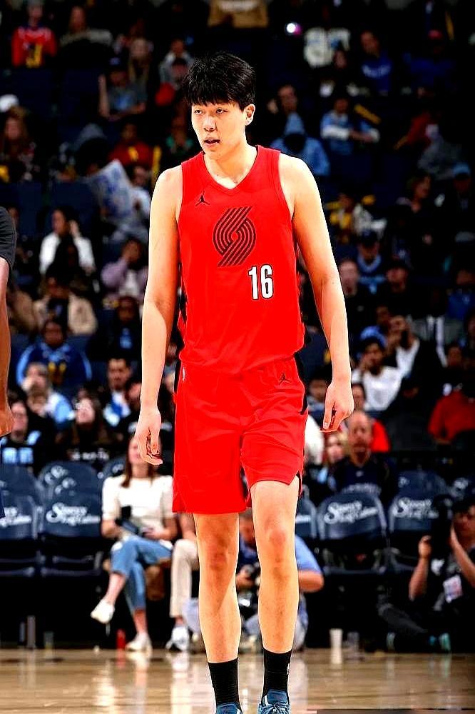 别信那些说开拓者下放杨瀚森去受苦的鬼话。他兜里揣着两千一百万美金的保障合同，正坐