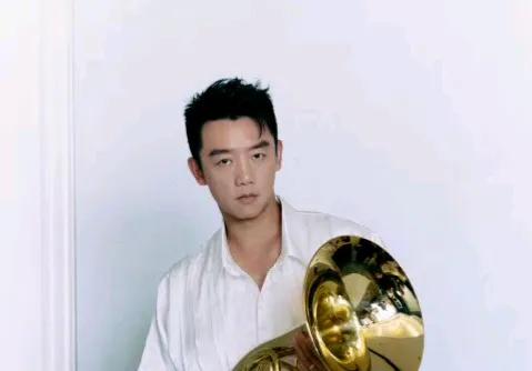 郑恺停了丈母娘附属卡，因发现小姨子买了八万的包！今天上了烫搜的站岗人物，换成