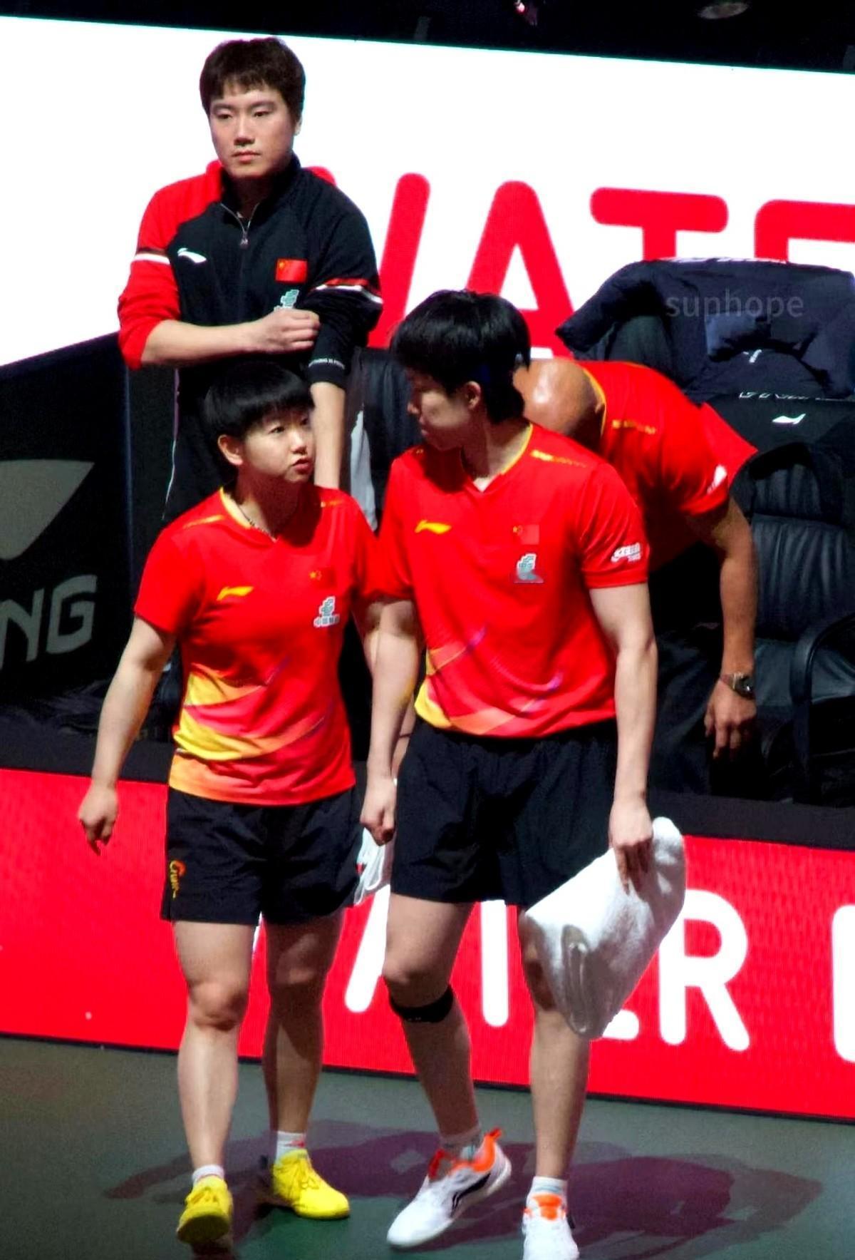 第一局输掉。第二局4:8落后。全场都在等她崩盘。谁想到这个小姑娘，眼里的火