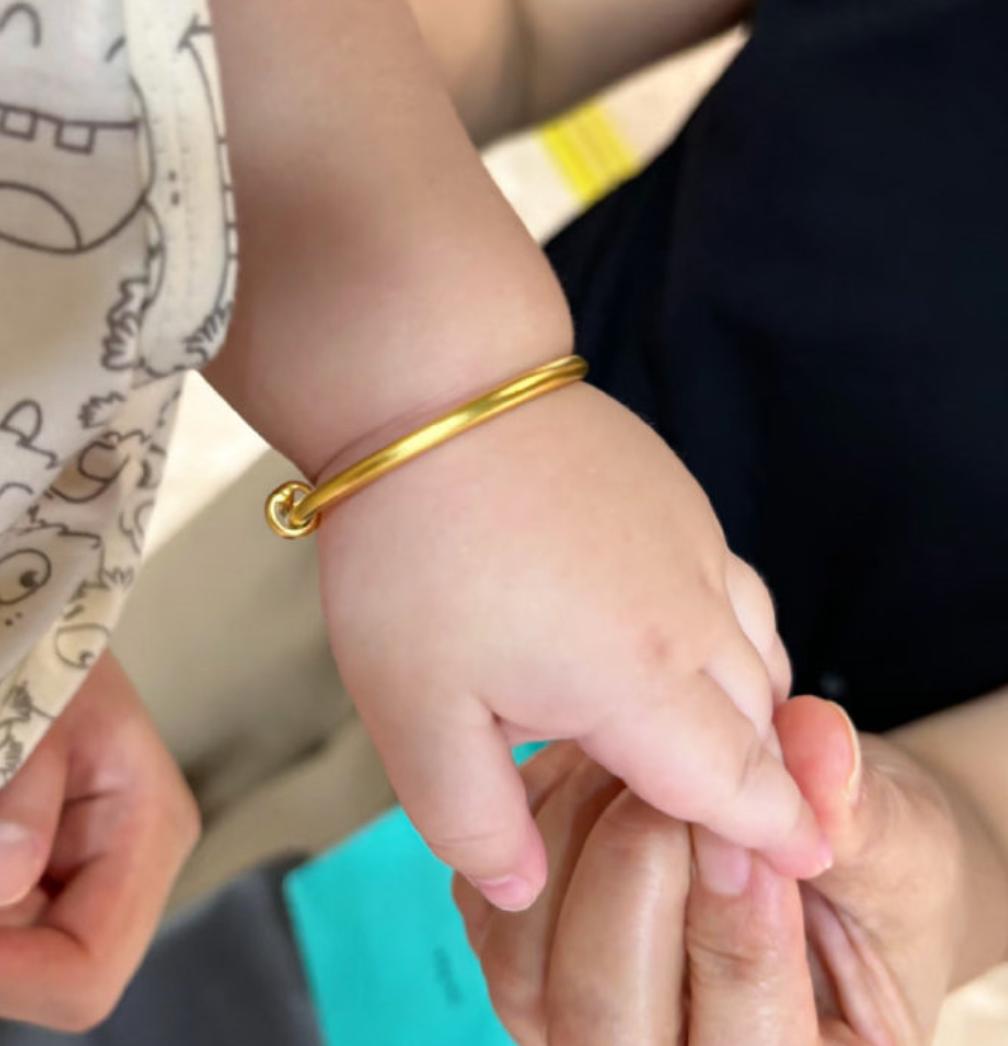 10月2日，吉林省通化市的刘先生夫妇推着婴儿车去石油化市场买东西，没想到宝宝手上
