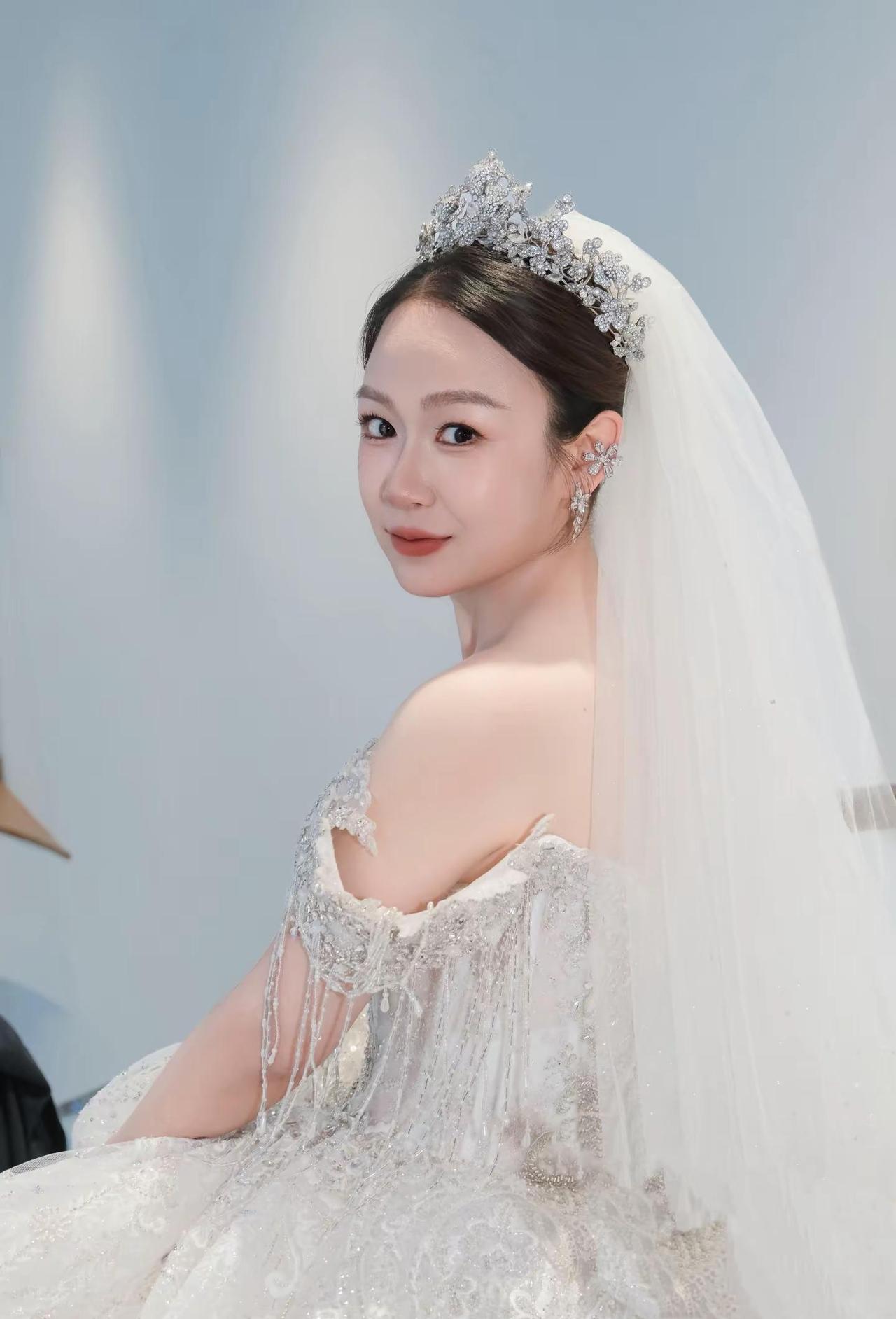 你的眼睛很漂亮。我是说你的灵魂很美最美新娘婚纱主纱