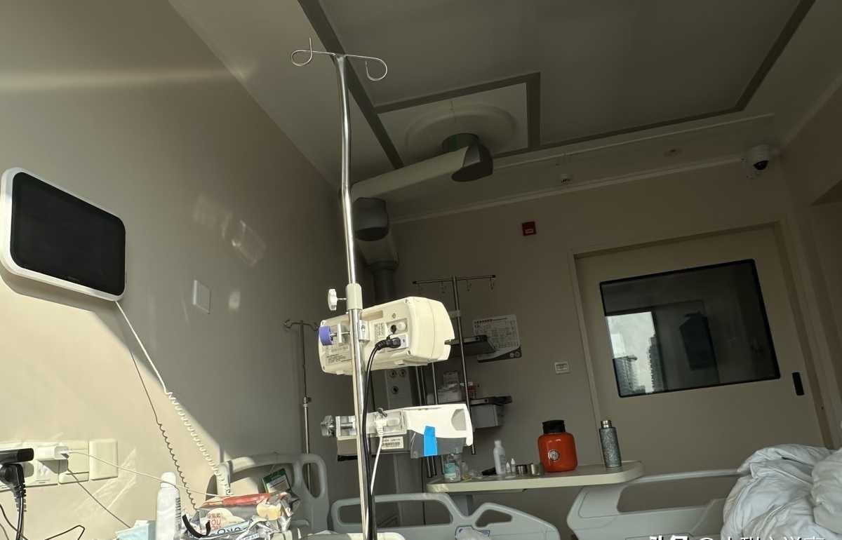 病房费两千，靶向药三万四一盒。我老婆在上海瑞金医院住着，每天烧掉的钱顶得上五星