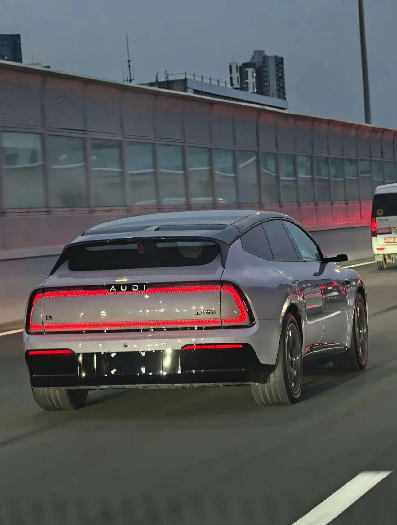 奥迪AUDIE5没有四个圈依然很显眼啊！满大街的车，AUDIE5确实很吸睛。