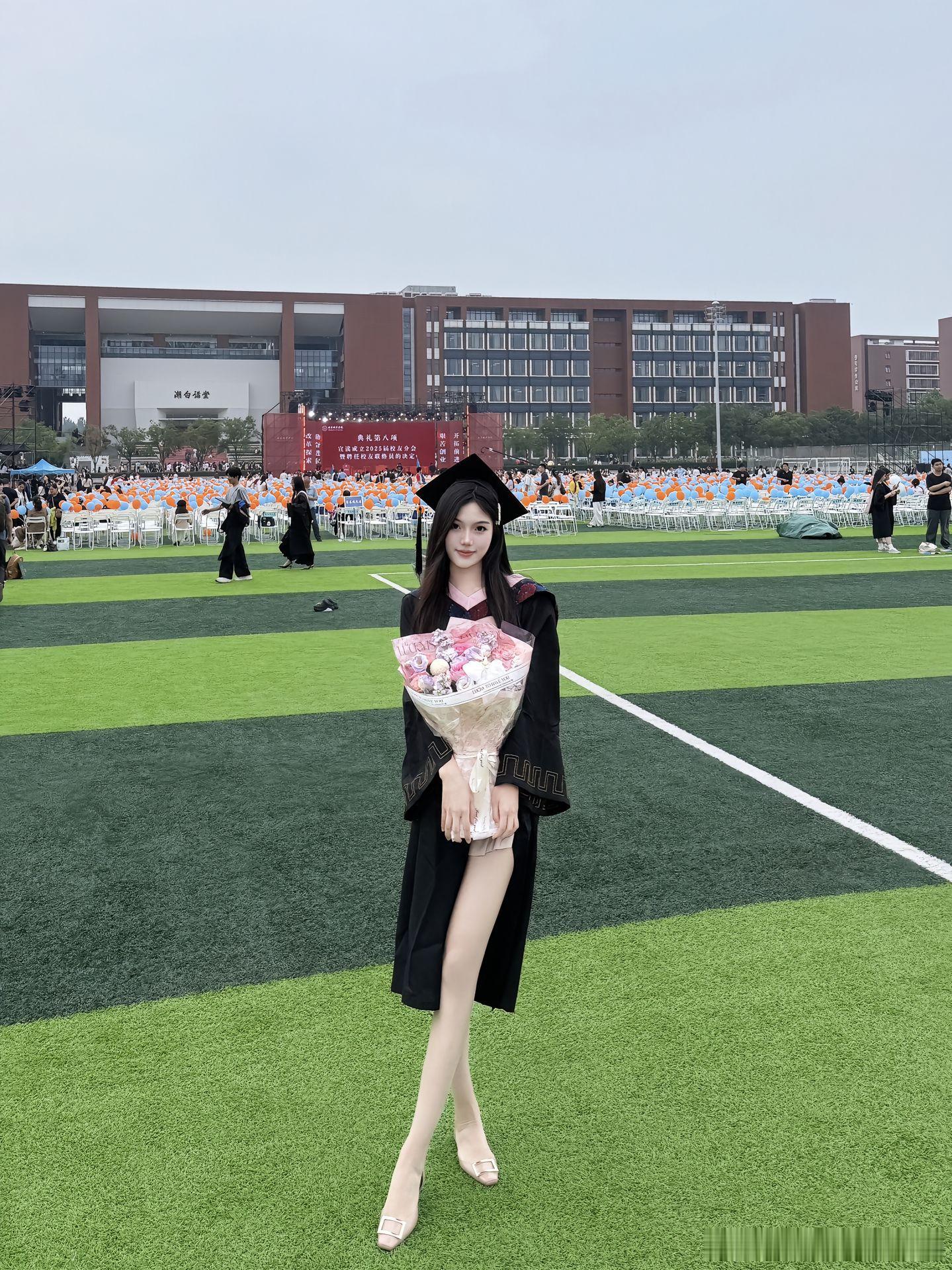 学姐毕业照，腿长一米八即视感～​​​