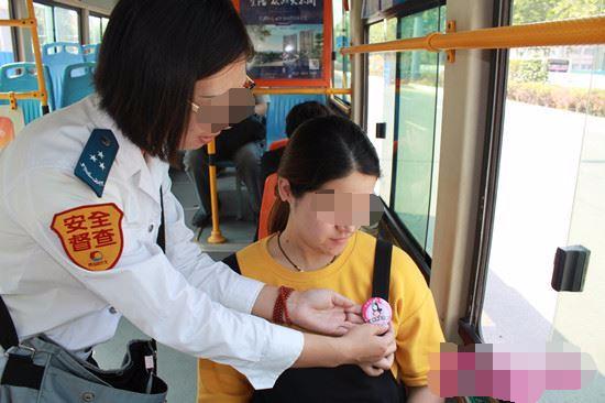 怀孕七个月坐公交, 好容易等到座位, 十岁儿子行为令孕妇颜面扫地