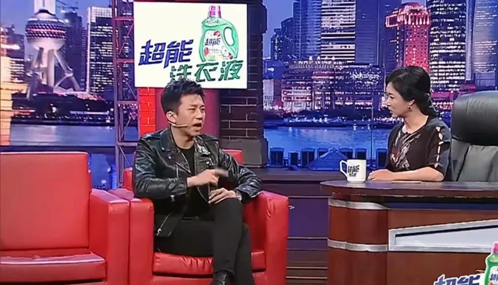 演员邓超说：“记得在我稍微大点，懂事之后，我爸妈有天突然很严肃地跟我说，超儿，有