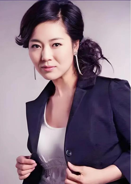 王茜华结婚后，老公坚持AA制，于是她瞒着老公直接打掉了孩子，在跟朋友去吃饭时，2