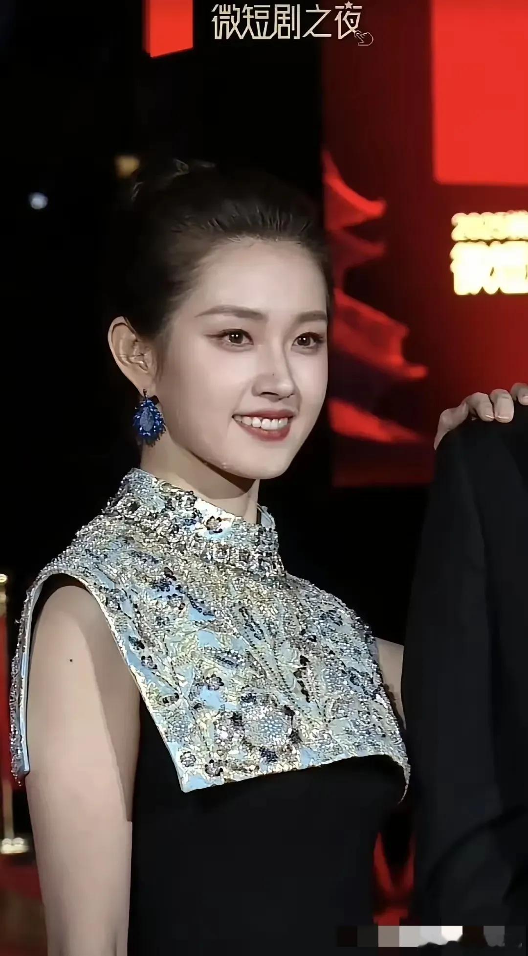 郭宇欣的造型团队绝对都是人才，明明她随便一个造型都明媚动人，偏偏微短剧之夜给她整