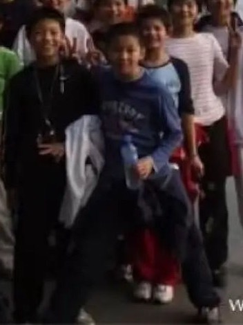 每天挖挖小猪包这两张是一套衣服。感觉同一天的可能性很大🤔