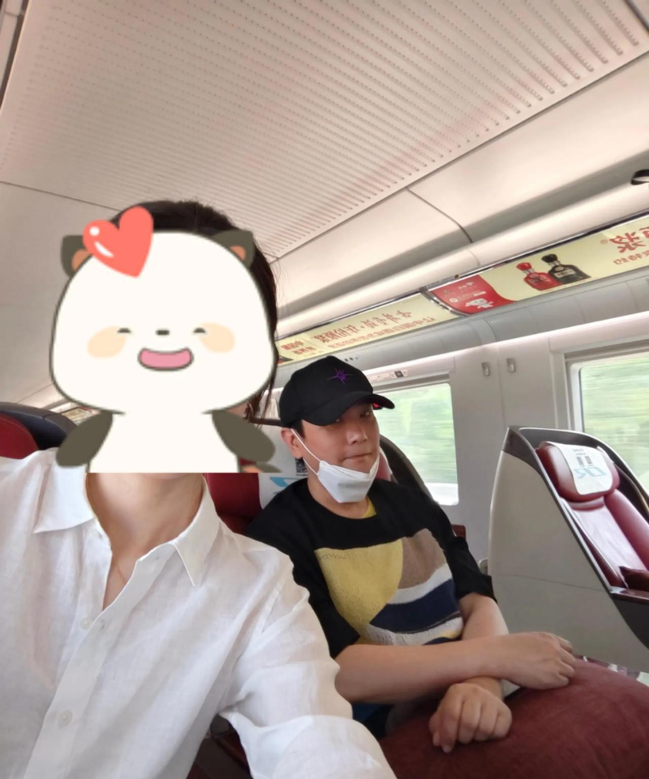 坐高铁偶遇张信哲！网友透露，阿哲就坐在她的旁边，还帮她改方案，本人非常nice，