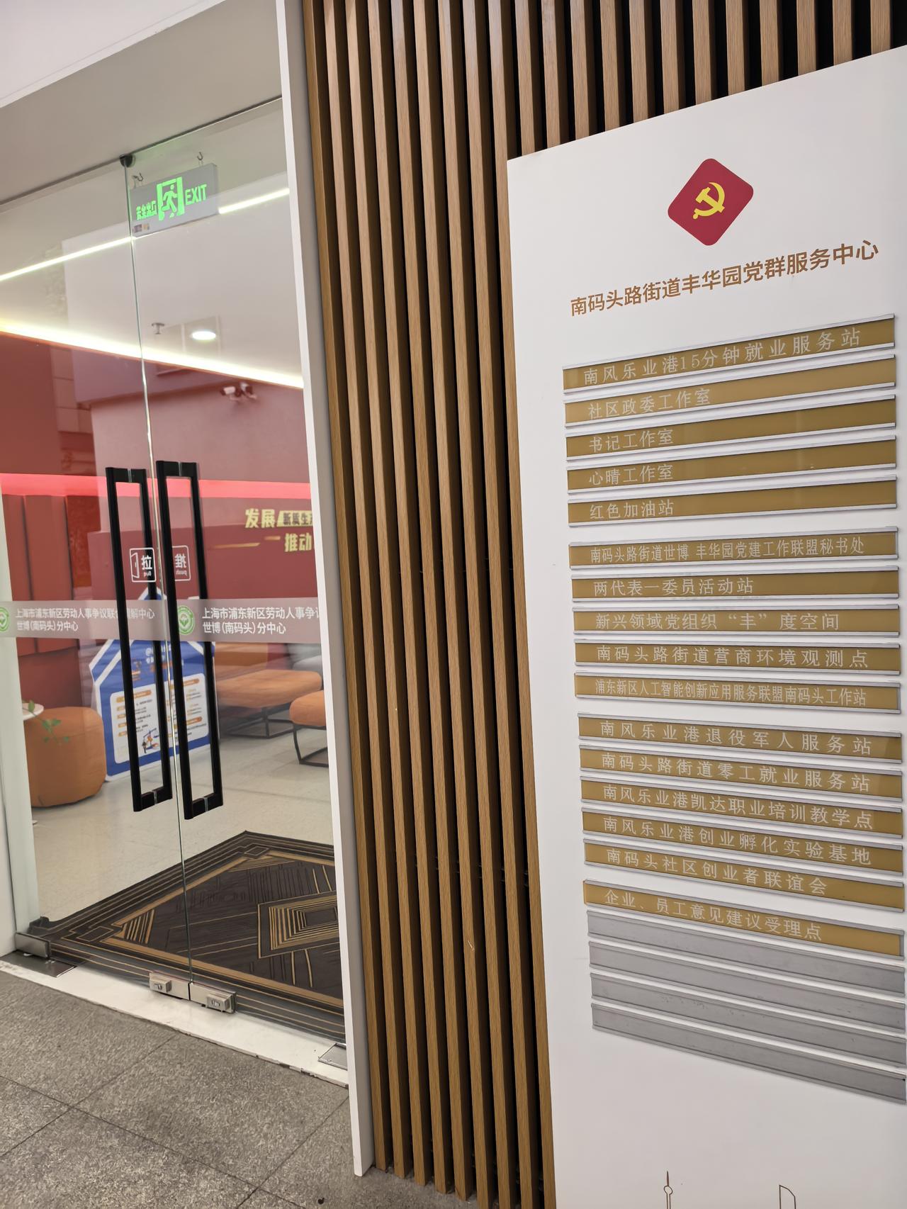 有一位83年的妈妈说：“我儿子谈不谈恋爱，结婚不结婚，生不生孩子，和男的还是女的