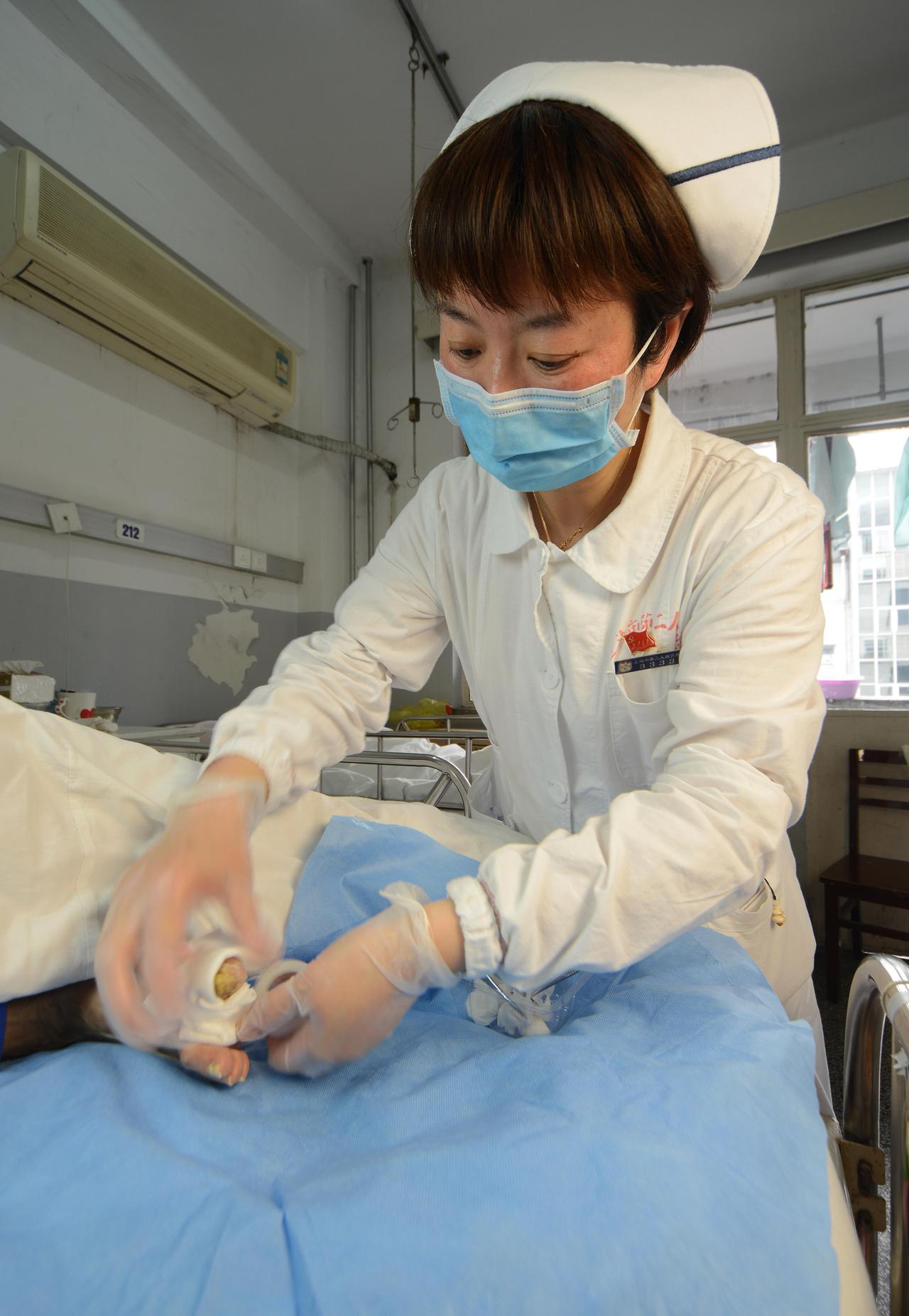 青岛护士带男友进配药室贴标签？拿生命当秀场，停职一点不冤！家人们谁懂啊！护