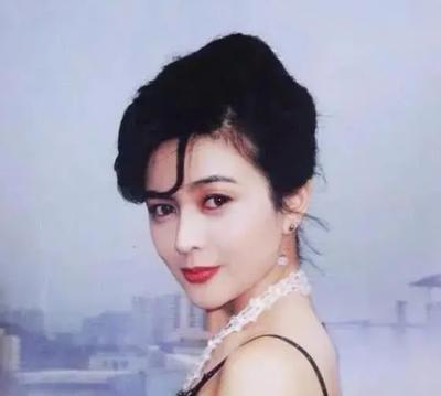关之琳说有老婆的男人我也试过！如今捐5亿+裸捐，算赎罪吗？2002年关之琳对