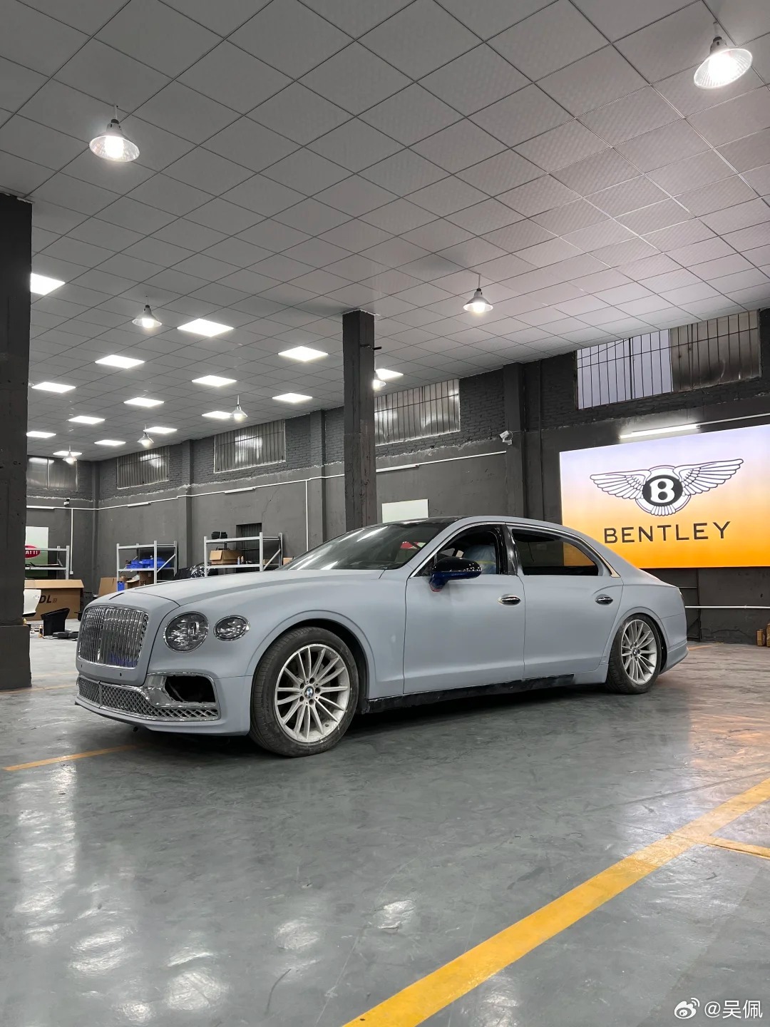 2013年的宝马7系，改成宾利飞驰，看得出来吗？