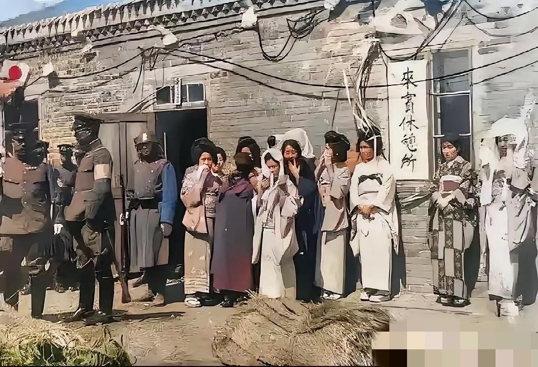日本鬼子那丑恶的嘴脸尽显无疑，明明干着见不得人的勾当，招牌上却写着“来宾馆休息所