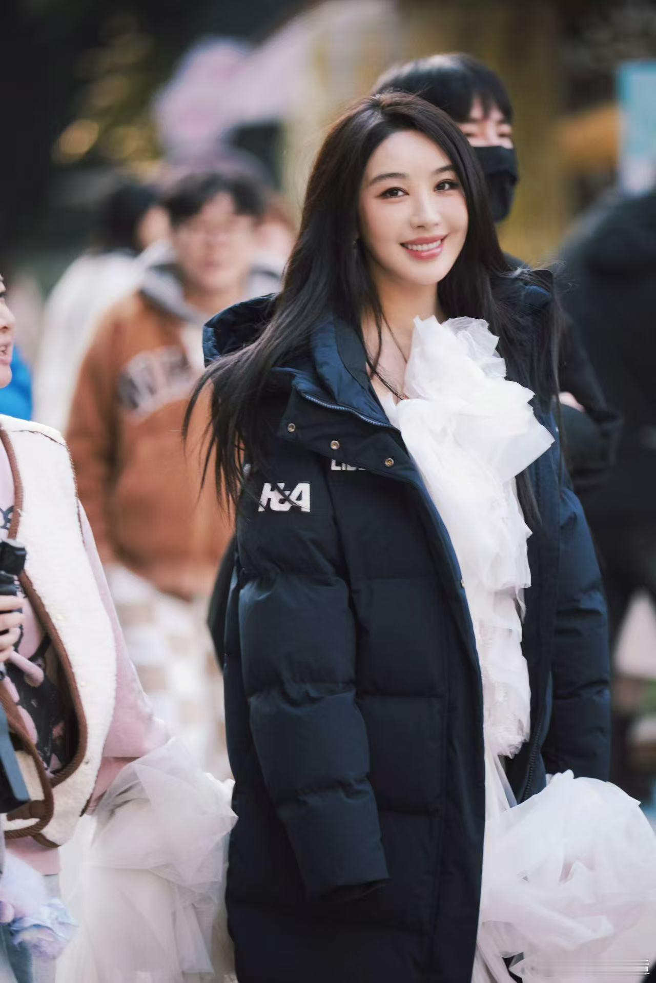 李菲儿今天这组图直接戳中审美！状态一整个又舒展又灵动，氛围感拉满！