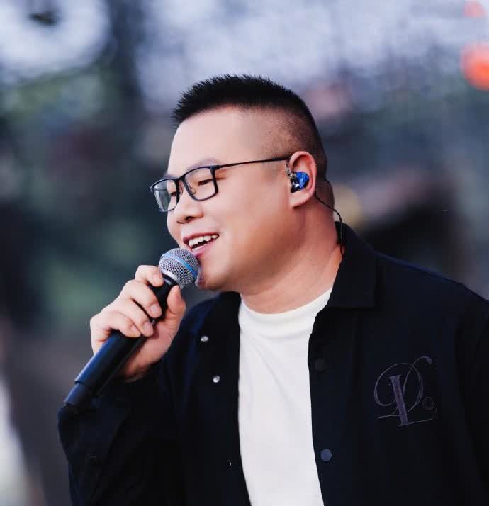 岳云鹏开演唱会这件事，不太好评，之前金海心对他唱歌水平是这样评价的，她说岳云