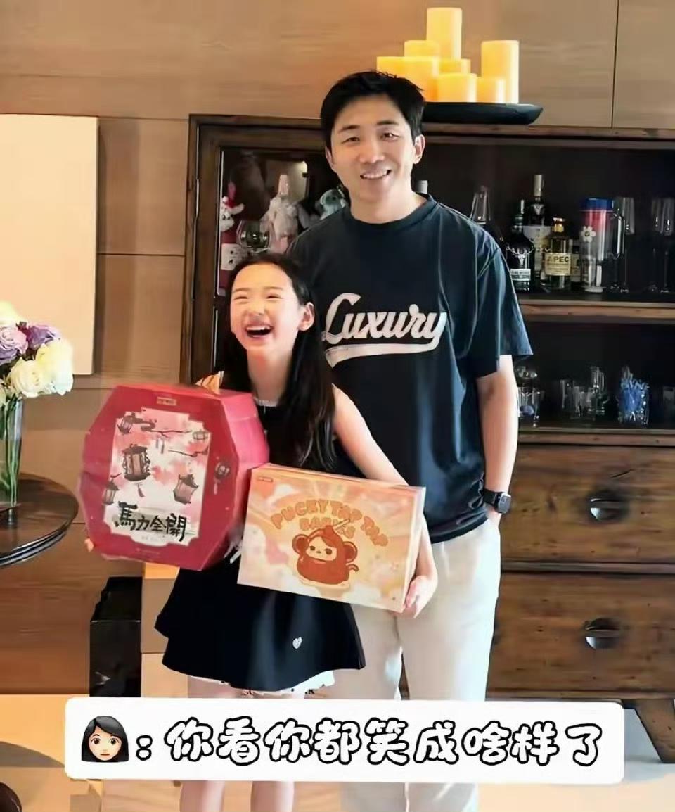 董璇：小酒窝，你看，泡泡玛特的总裁王宁叔叔来咱家过年，还给你带了这么多礼物，开心