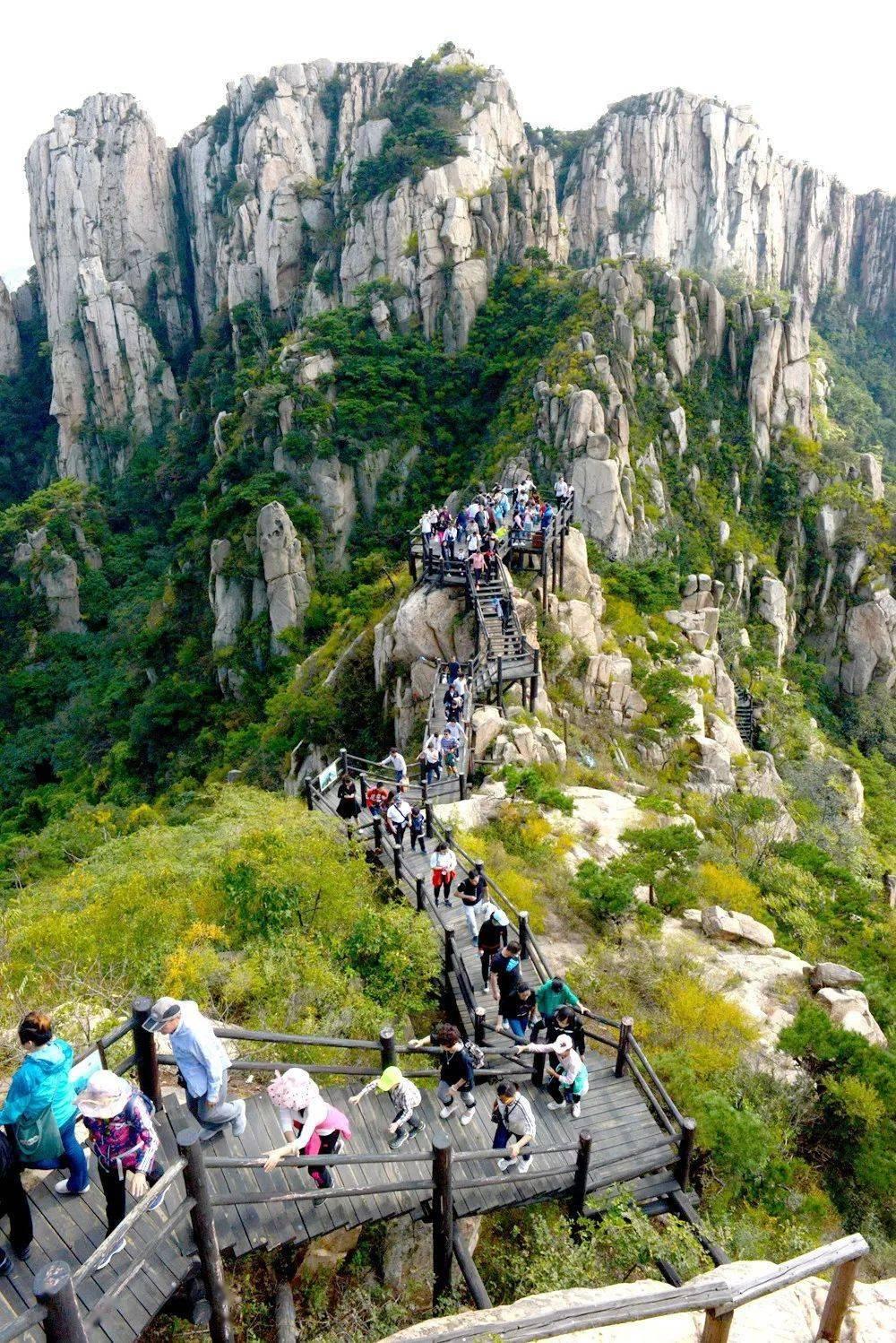 人山人海的景点是赏景还是看人所谓天崮风光，便是你低头看见的人潮涌动，抬头遇见的蓬