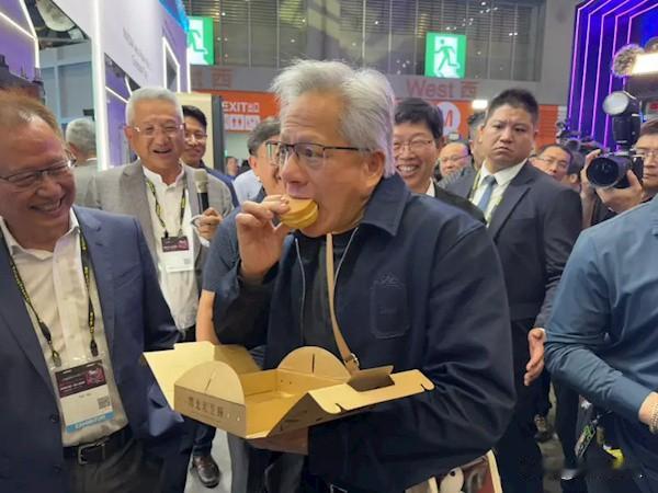 黄仁勋又开吃了！干完正事就逛吃，身价万亿最爱路边摊我发现一个规律：老黄每次公