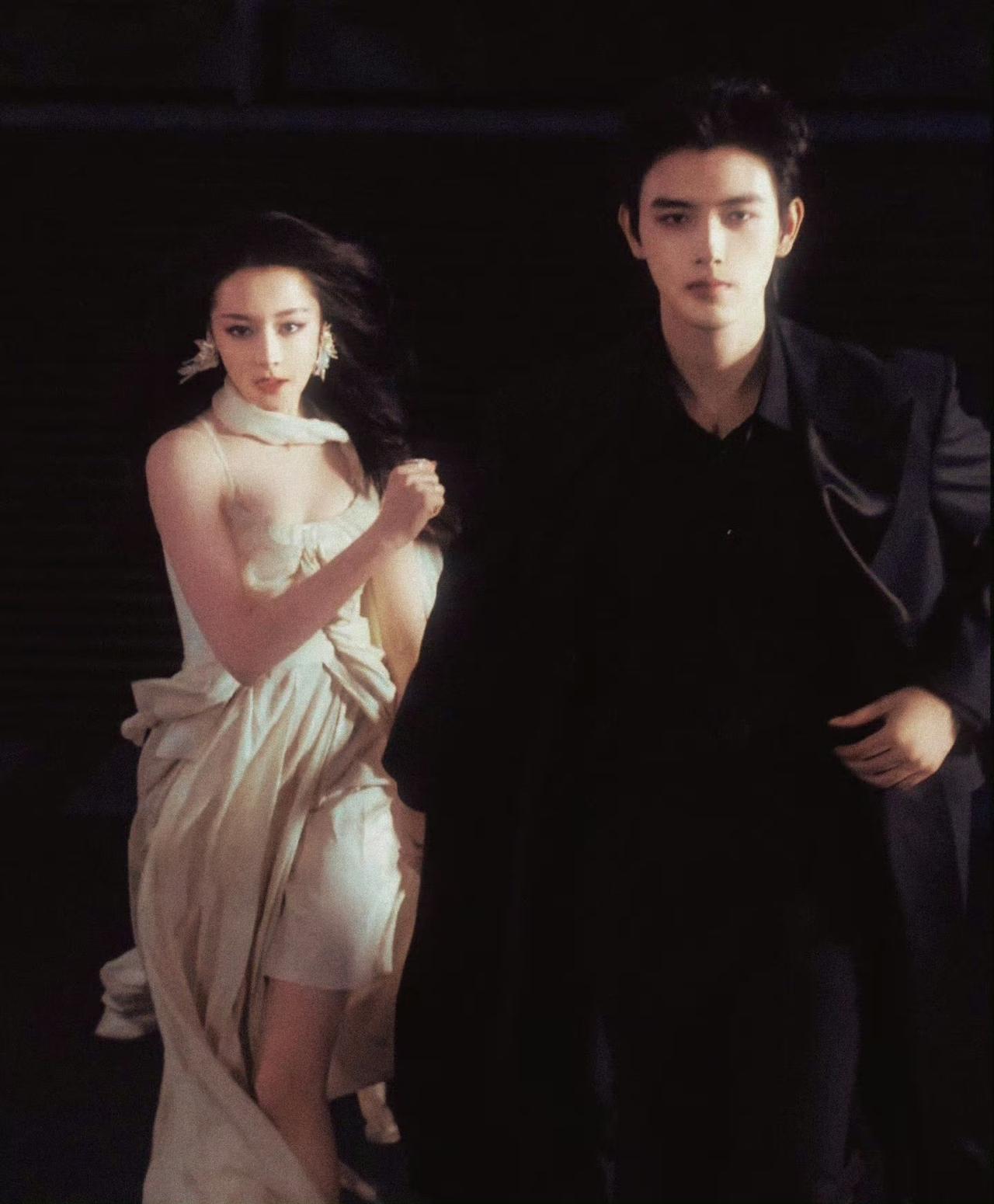 谁还没被迪丽热巴和陈飞宇这段牵手奔跑戳中！新剧宣直接把氛围感拉满，一句“我们不要