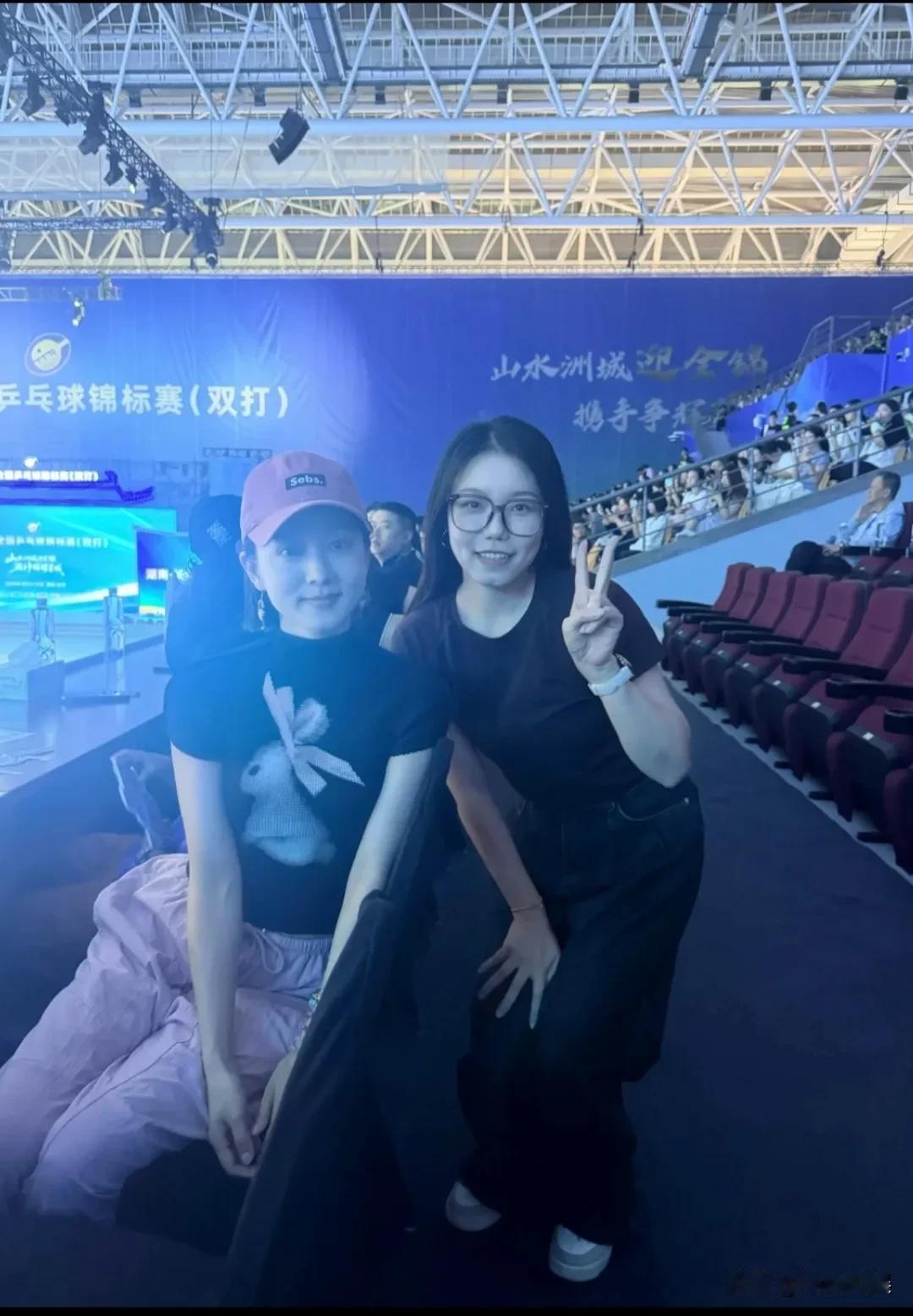 夏露带着两个儿子，现身乒乓球全锦赛长沙现场，为老公马龙加油、鼓劲。戴着粉色棒球