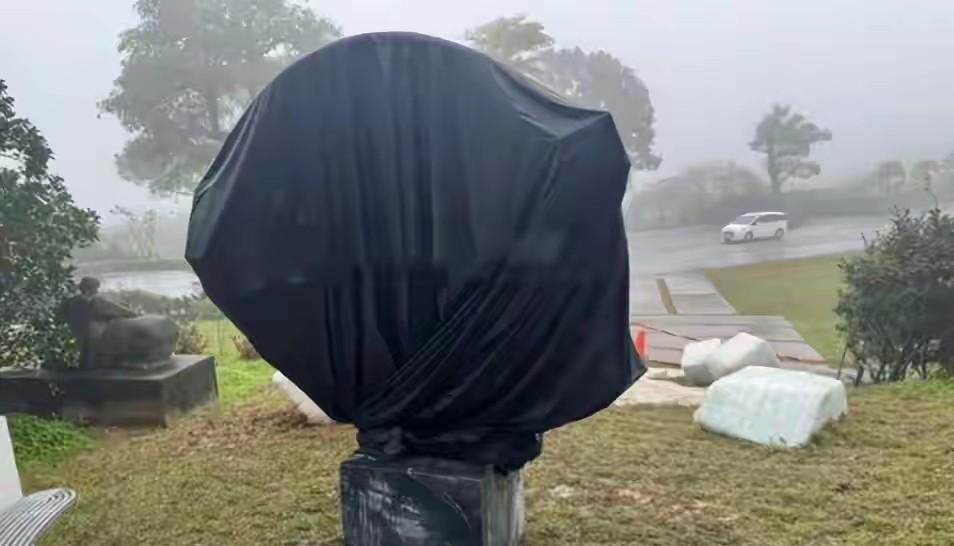 一座不存在的墓碑，榨干了百万人的眼泪。从放弃遗产的深情剧本，到墓园守望的悲情雕