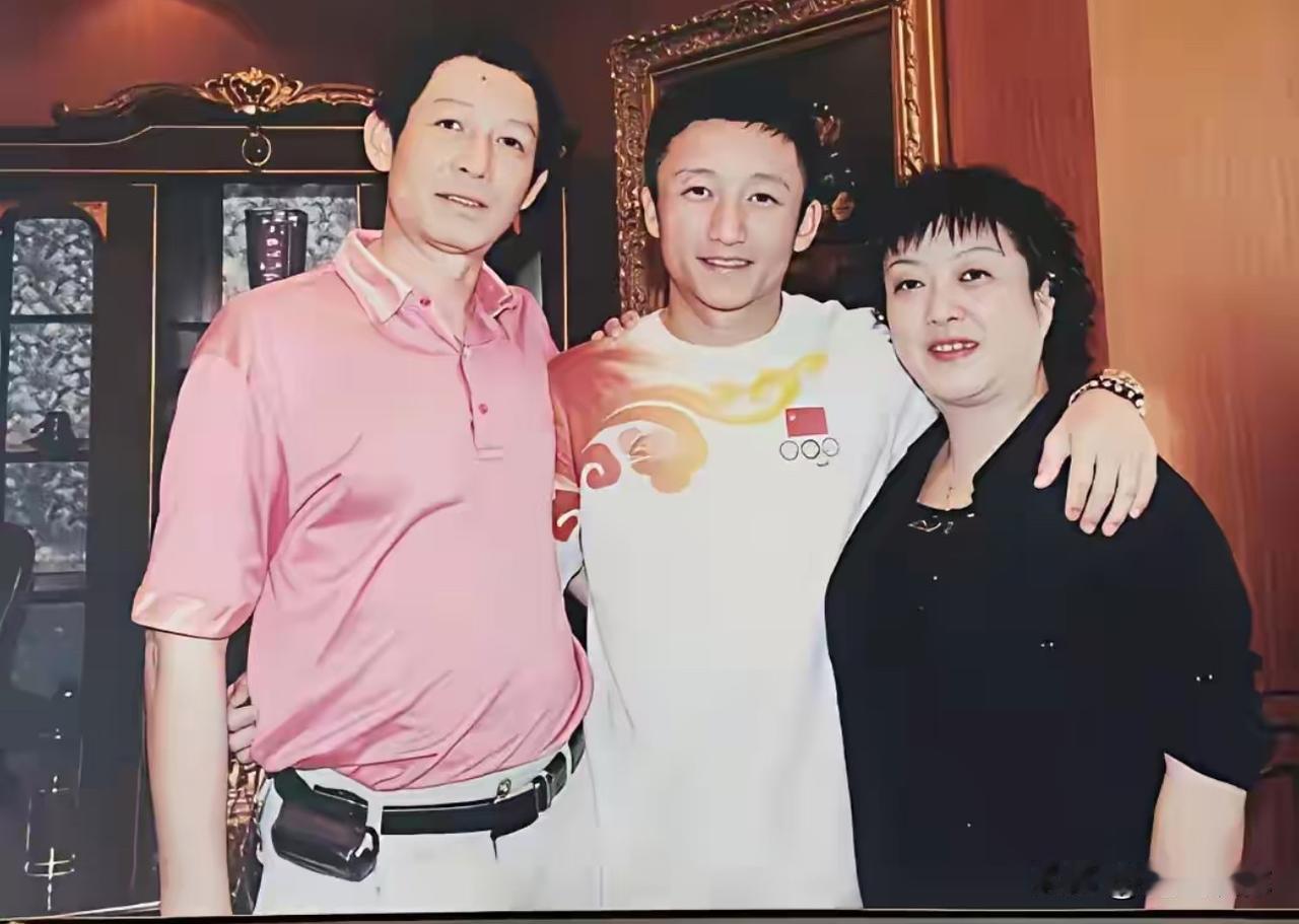 很多人以为邹市明是底层农村出身，实际他是标准知识分子家庭：父亲军工工程师，母亲幼