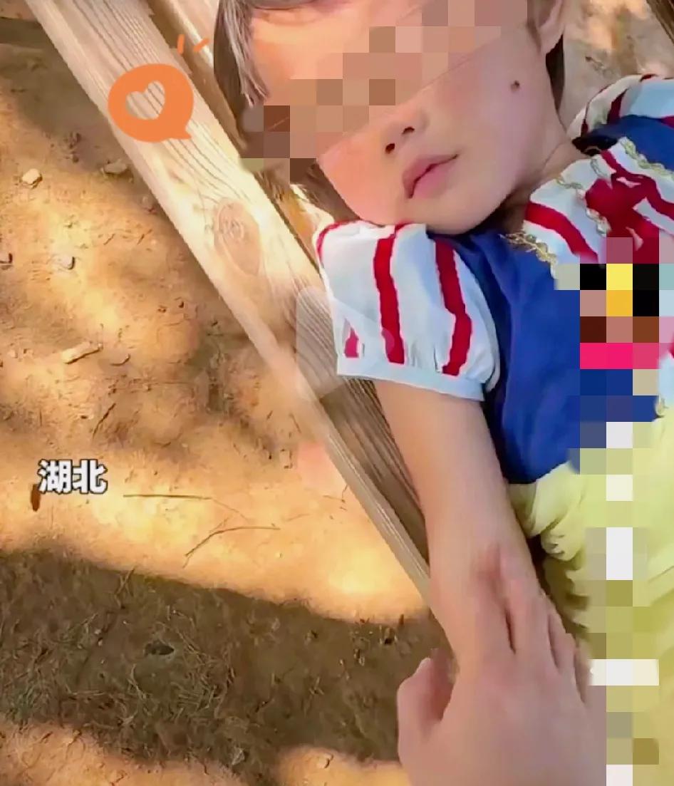 你能想象吗？湖北一个公园湖边，一个五岁多的小女孩，连续好几天穿着同一件裙子躺在长