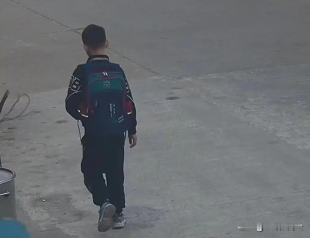 河南17岁少年失联7天！父亲贴满300张寻人启事，夜夜崩溃痛哭河南濮阳河边
