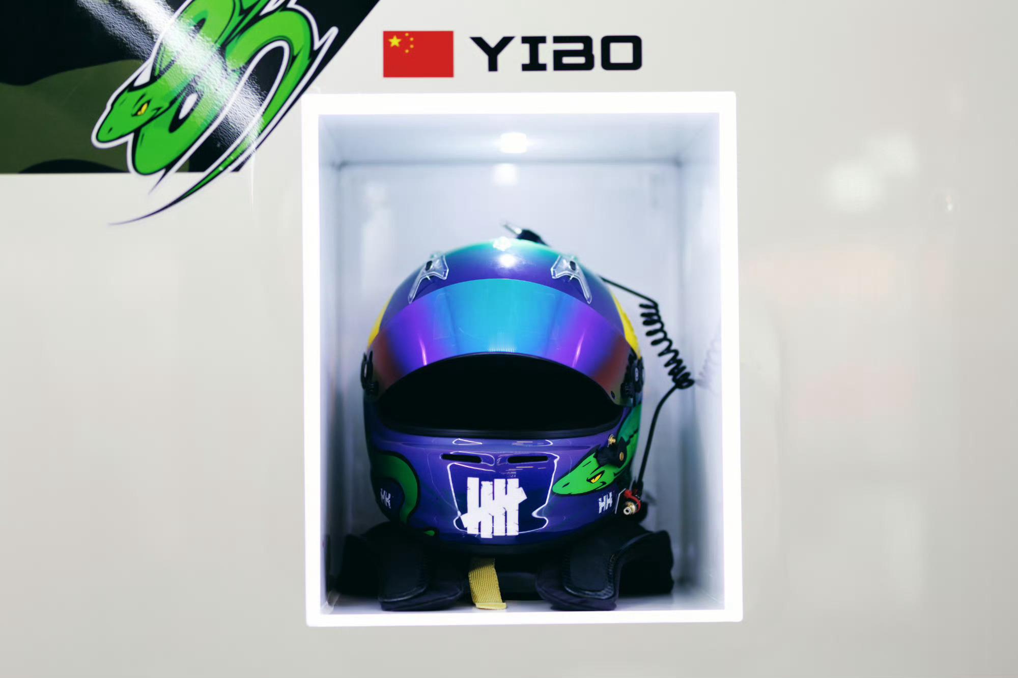 王一博破雨而行王一博守住自己的节奏王一博破雨而行，王一博守住自己的节奏，试车结