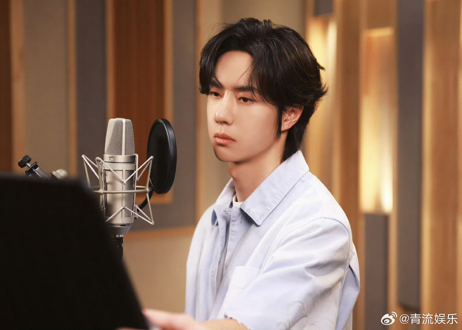 王一博青春探路者侧拍图·王一博献唱五四晚会主题曲《青春探路者》侧拍图送达！