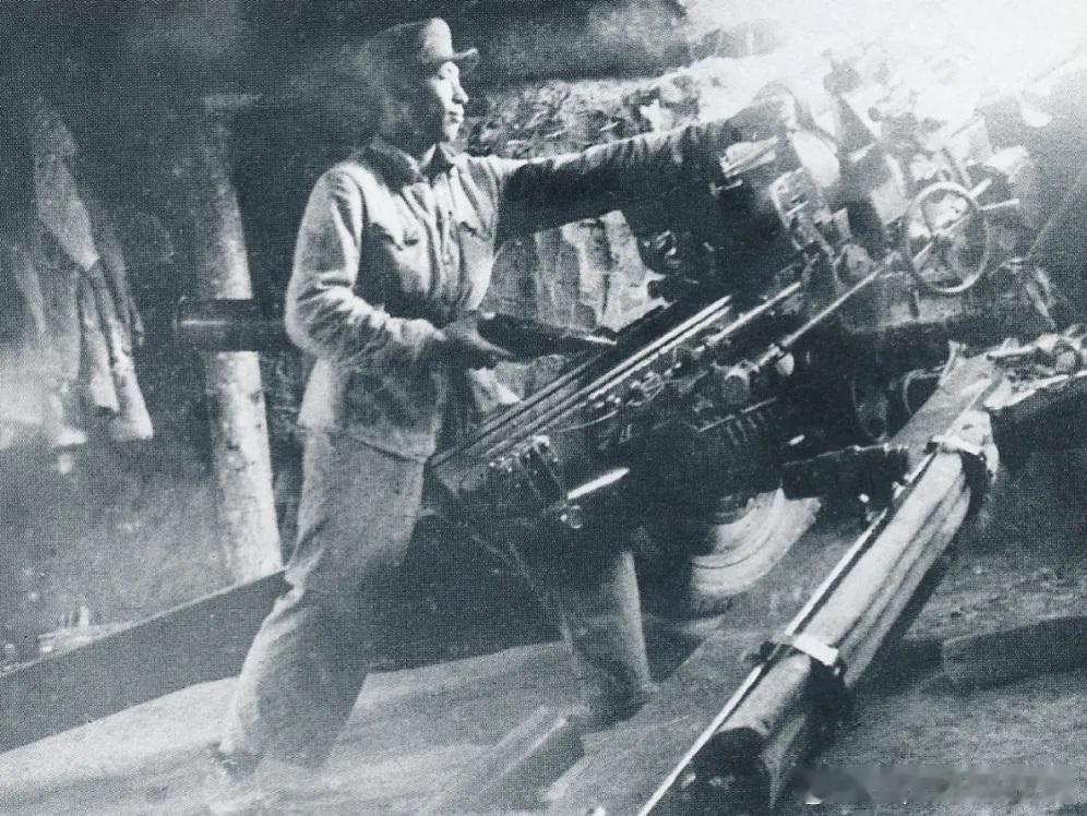 1951年10月在天德山阻击战中，炮兵第29团2连3班班长谭朝志在人员伤亡很大的