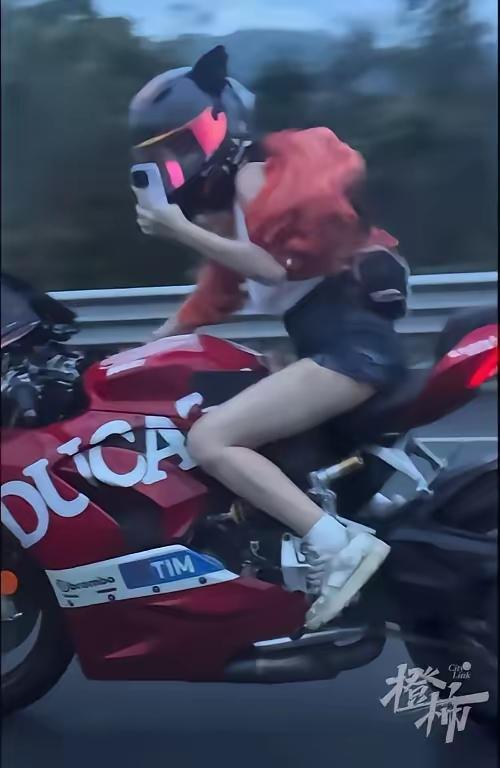 极速220km/h玩命狂飙！G15高速杜卡迪女孩与保时捷竞速，全网怒怼举报