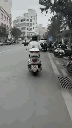 “天生的坏种！”2月12日，广东茂名高州市石鼓镇一男子骑着摩托车，把一名毫无防备