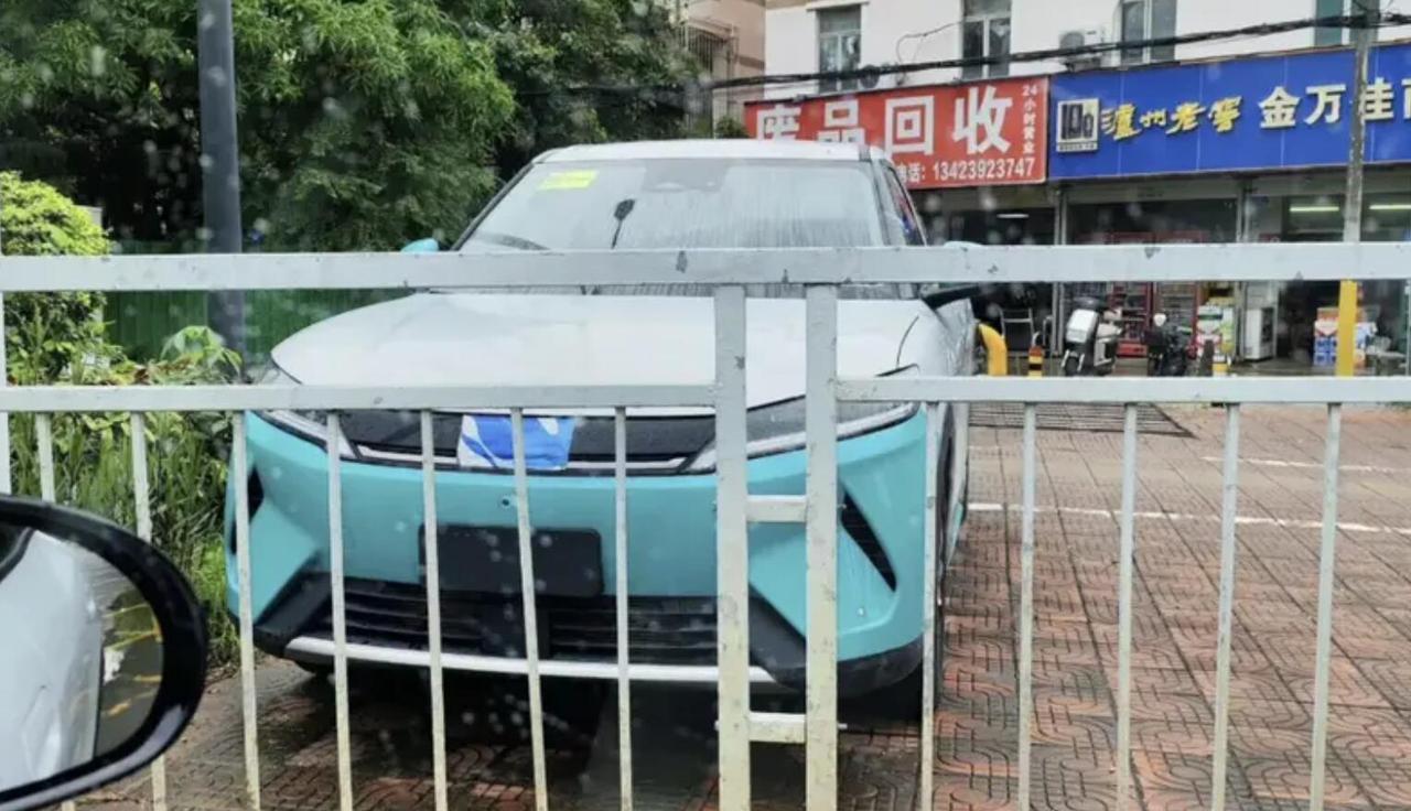 新款比亚迪元UP实车曝光，这次改款真是精准拿捏了老款的痛点。外观变化不大，就是前