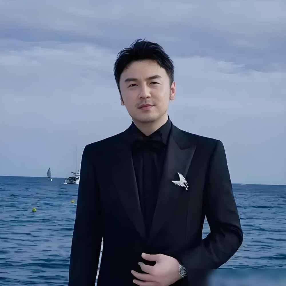 演员雷佳音说：“郭京飞这个人小心眼、特脆弱还敏感，大学时性格太强势带攻击性，没几