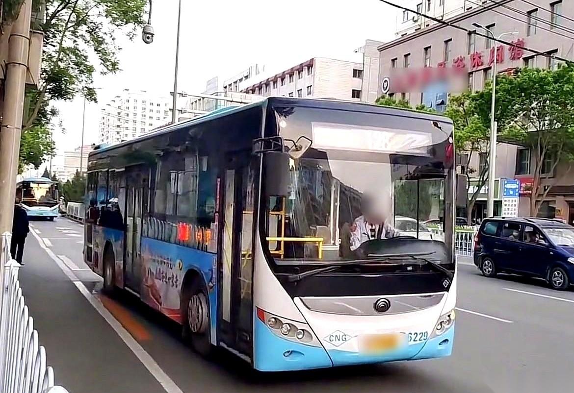兰州公交公司这规矩，真是绝了。气温上了30度，不开空调，乘客一投诉，司机罚款3