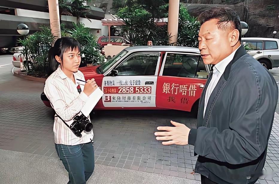 没人会想到身价数百亿的香港女首富甘比25年前是这个样子：个子矮矮，打扮普通，相貌