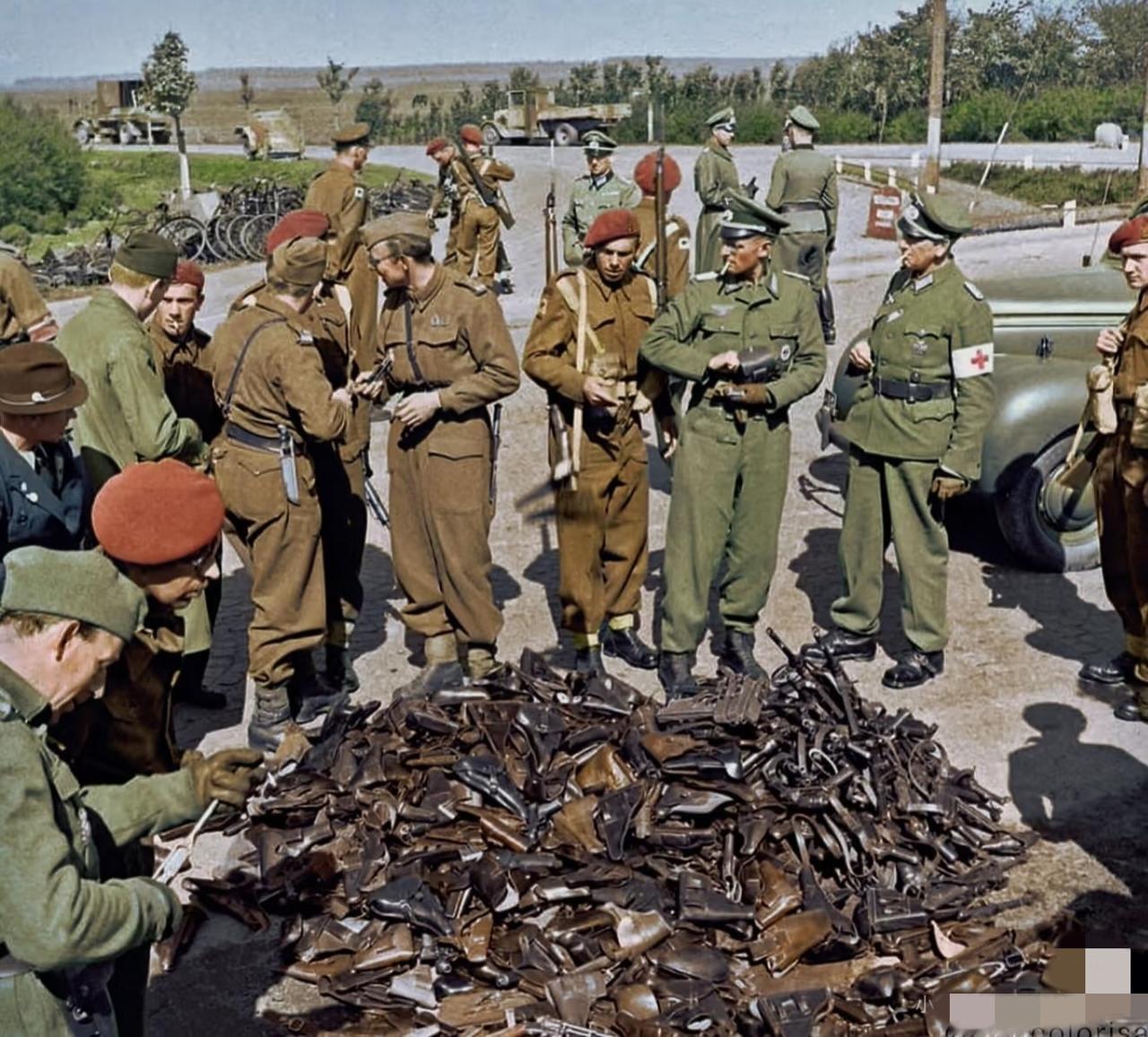 这是1945年，在丹麦的德军向英军投降并缴械的照片，1945年5月8日纳粹德国投