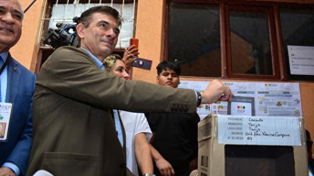 帕斯宣誓就任玻利维亚总统