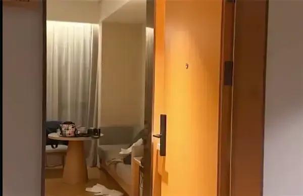 房门敞了8小时，20万器材没丢，酒店反而让顾客“别追究”？“再追究下去对你我