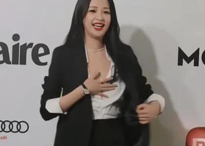 孙怡为什么要解开扣子呀，是不是为了时尚，这样一看还挺好看的。我看有的网友在网