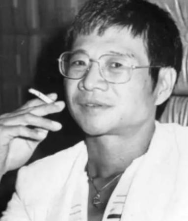 1957年，倪匡伪造多种公章、证件、介绍信，由内蒙古畏罪潜逃至广州，七月间偷渡至