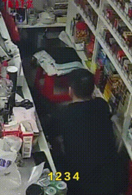 “这就是命啊!”近日，苏州一男子到一超市买东西时，正准备付款时，意外发生了，老板