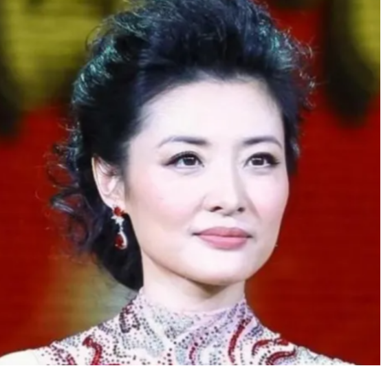 2002年，知名主持人周涛下班回到家，看见正在灶台边忙碌的丈夫，顿时心生厌倦，很