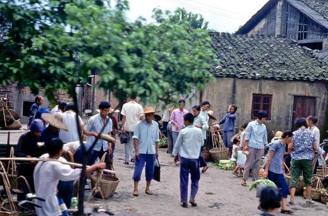 老父亲颤抖着双手拆开烈士证书，本以为是白发人送黑发人的绝望，可定睛一看，上面烈士