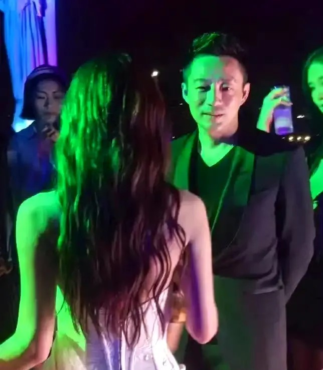 搂腰怎么了？这不是正常社交礼仪吗？汪总淡定地头也没回，网友们是不是过度解读